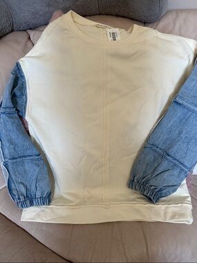 Casual Two-Tone Sweatshirt with Denim Sleeves - Cream/Light Blue